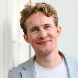 Fabian Tiedemann lächelnd